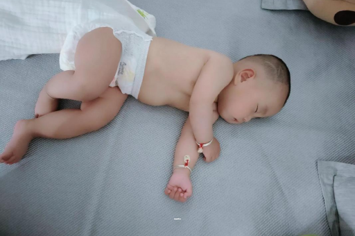 广州供卵包男孩宝宝胳膊上起红疙瘩